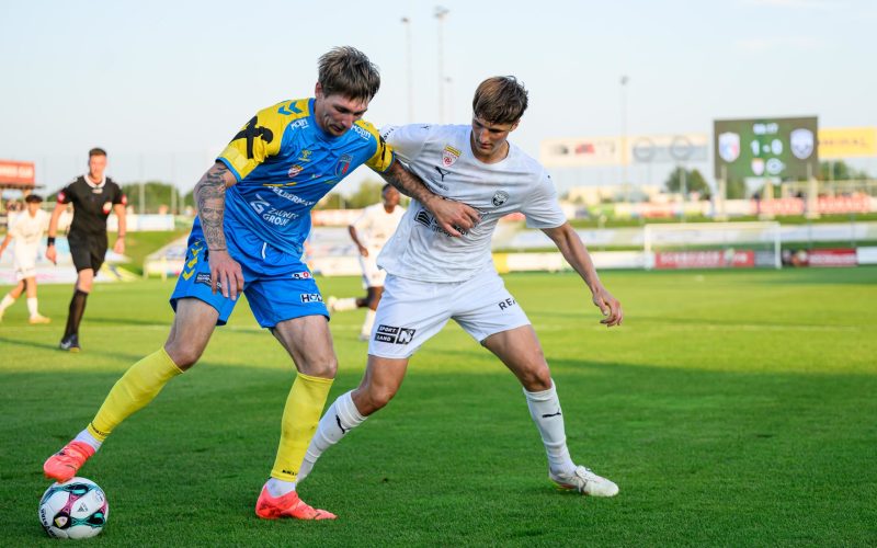 WELS,AUSTRIA,15.AUG.25 - SOCCER - ADMIRAL 2. Liga, FC Hertha Wels vs SKU Amstetten. Image shows Markus Forjan (Wels) and Matthias Gragger (Amstetten). Photo: GEPA pictures/ Daniela Moser