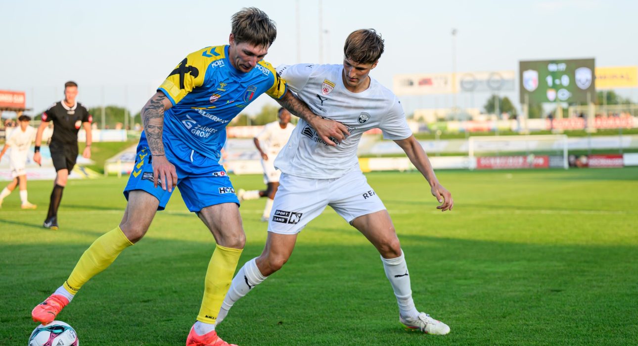 WELS,AUSTRIA,15.AUG.25 - SOCCER - ADMIRAL 2. Liga, FC Hertha Wels vs SKU Amstetten. Image shows Markus Forjan (Wels) and Matthias Gragger (Amstetten). Photo: GEPA pictures/ Daniela Moser