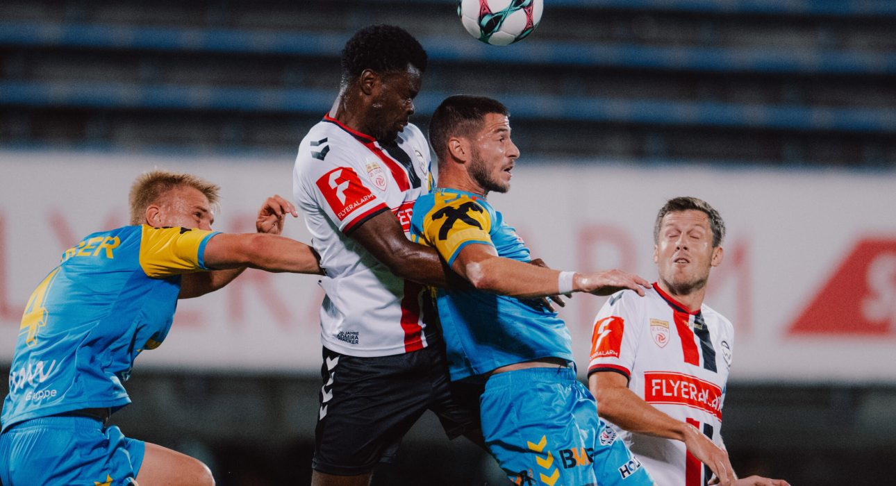 MARIA ENZERSDORF,AUSTRIA,22.AUG.25 - SOCCER - ADMIRAL 2. Liga, Admira Wacker vs FC Hertha Wels. Image shows Aristot Tambwe-Kasengele (Admira) and Andrija Bosnjak (Wels). Photo: GEPA pictures/ Alexander Solc
