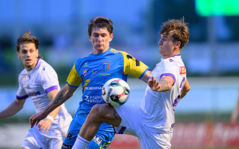 WELS,AUSTRIA,29.AUG.25 - SOCCER - ADMIRAL 2. Liga, FC Hertha Wels vs Young Violets Austria Wien. Image shows Markus Forjan (Wels) and Marcel Stoeger (Young Violets). Photo: GEPA pictures/ Christian Moser