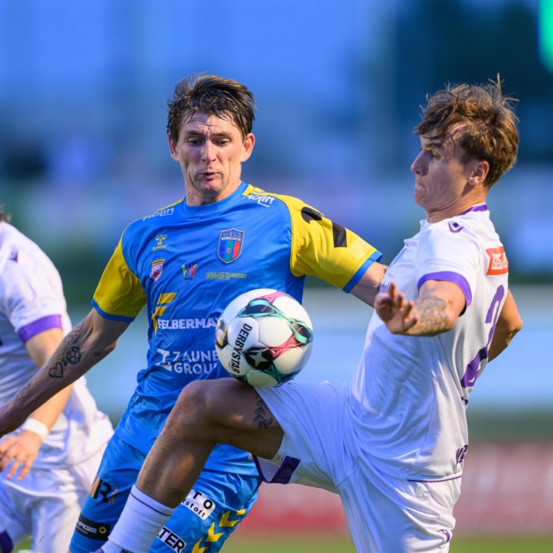 WELS,AUSTRIA,29.AUG.25 - SOCCER - ADMIRAL 2. Liga, FC Hertha Wels vs Young Violets Austria Wien. Image shows Markus Forjan (Wels) and Marcel Stoeger (Young Violets). Photo: GEPA pictures/ Christian Moser