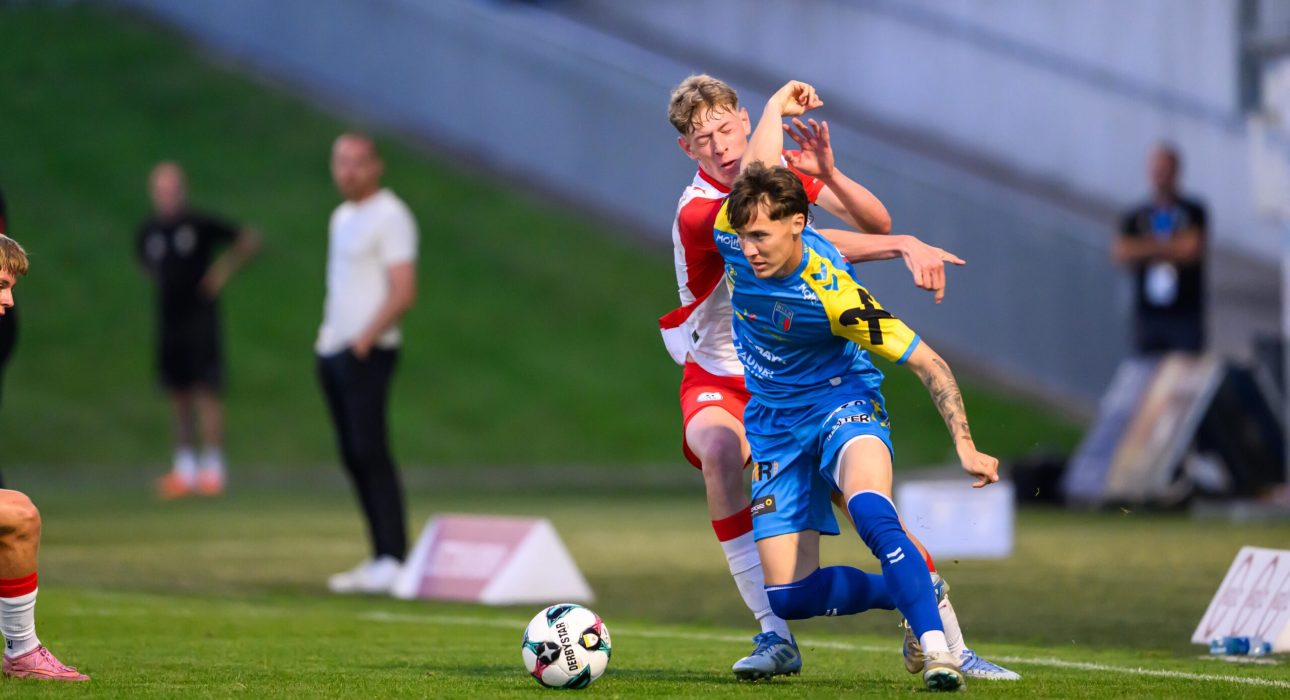 WELS,AUSTRIA,19.SEP.25 - SOCCER - ADMIRAL 2. Liga, Hertha Wels vs FC Liefering. Image shows Sebastian Malinowski (Wels) and Valentin Zabransky (Liefering). Photo: GEPA pictures/ Christian Moser
