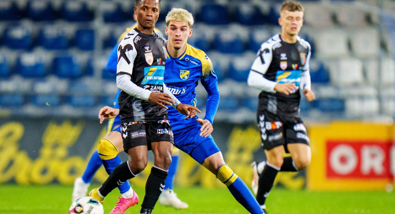 VIENNA,AUSTRIA,24.OCT.25 - SOCCER - ADMIRAL 2. Liga, SV Stripfing vs Hertha Wels. Image shows Karim Conte (Wels) and Dario Kreiker (Stripfing). Photo: GEPA pictures/ Edgar Eisner