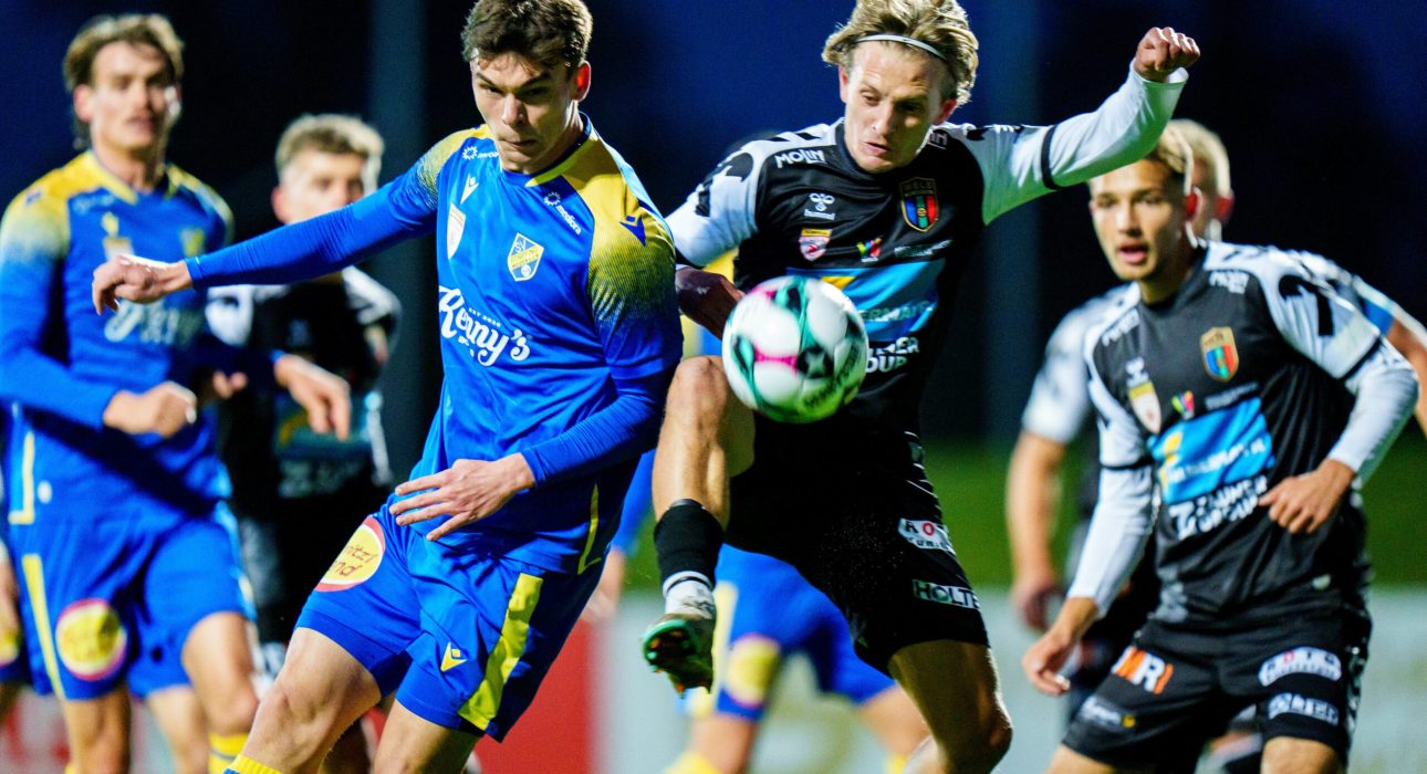 VIENNA,AUSTRIA,24.OCT.25 - SOCCER - ADMIRAL 2. Liga, SV Stripfing vs Hertha Wels. Image shows Mateus Cecchini Muller (Stripfing) and Manuel Thurnwald (Wels). Photo: GEPA pictures/ Edgar Eisner