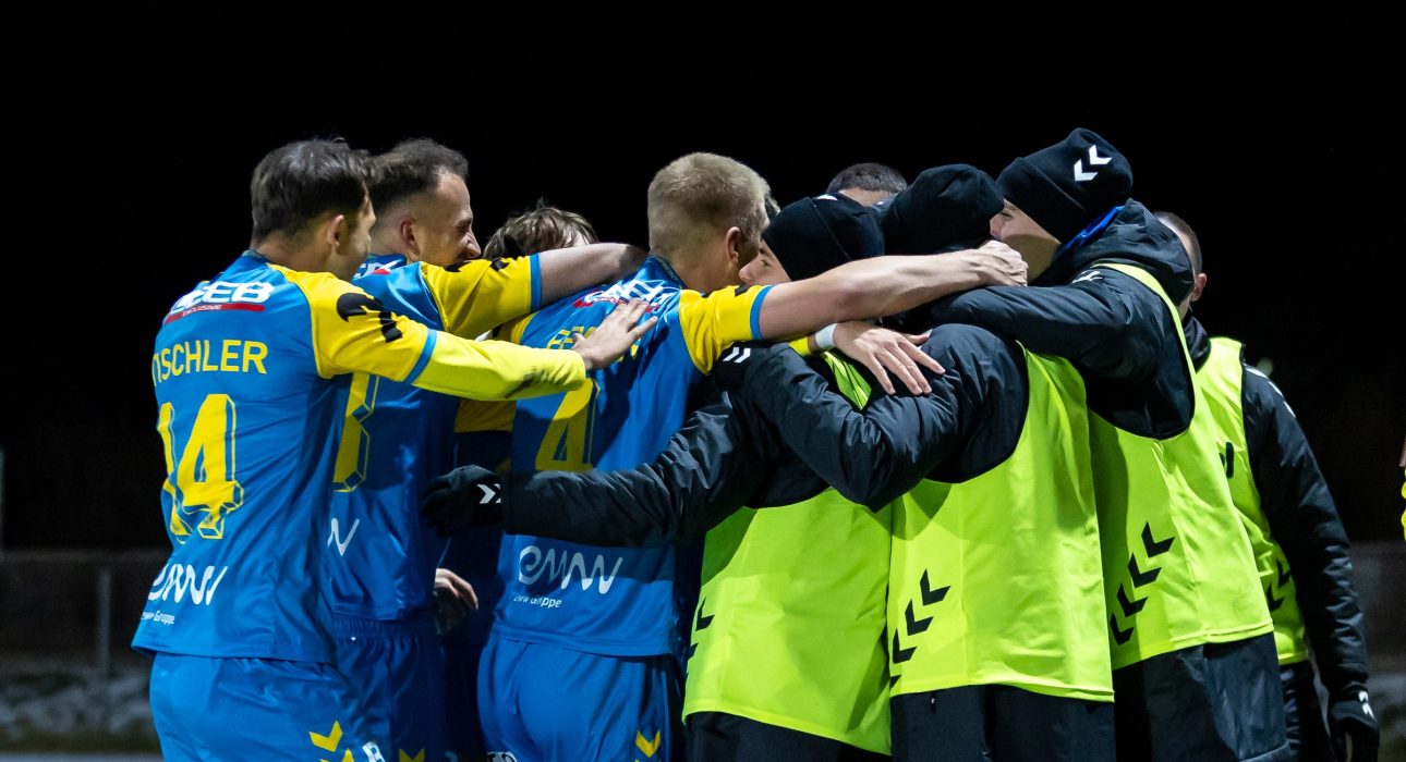 LEOBEN,AUSTRIA,22.NOV.25 - SOCCER - ADMIRAL 2. Liga, SK Sturm Graz II vs FC Hertha Wels. Image shows the rejoicing of Hertha Wels. Photo: GEPA pictures/ James Doak
