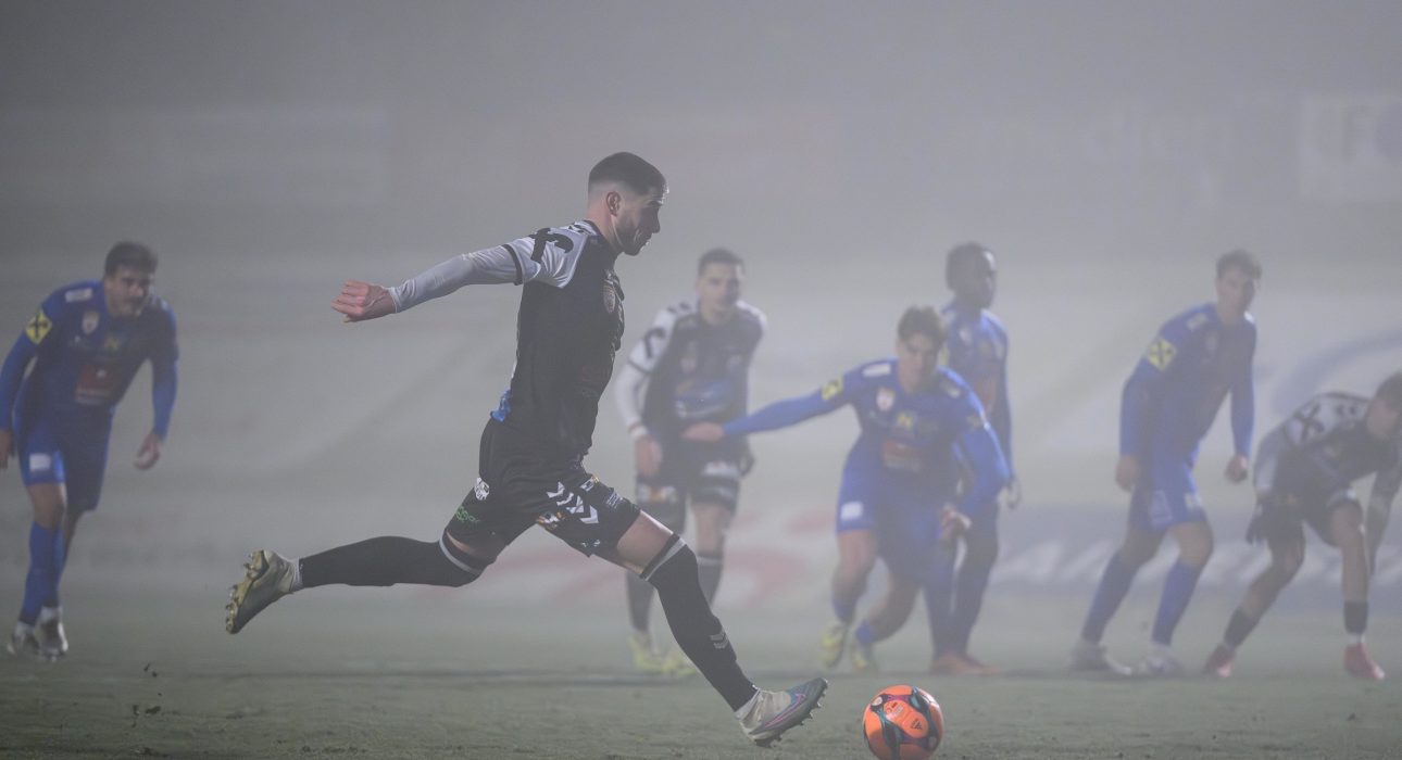 WELS,AUSTRIA,28.NOV.25 - SOCCER - ADMIRAL 2. Liga, FC Hertha Wels vs SKN St. Poelten. Image shows Andrija Bosnjak (Wels). Photo: GEPA pictures/ Daniela Moser