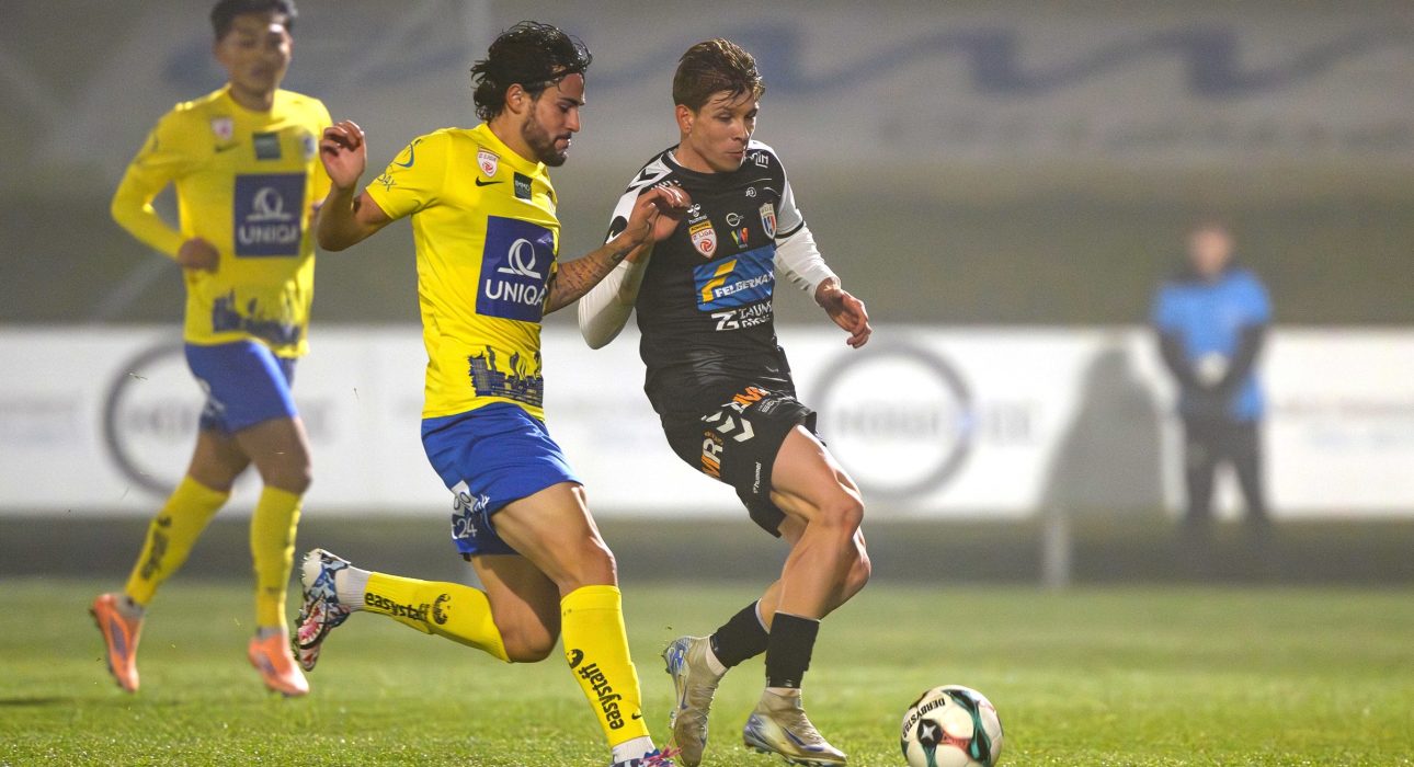WELS,AUSTRIA,07.NOV.25 - SOCCER - ADMIRAL 2. Liga, FC Hertha Wels vs First Vienna FC 1894. Image shows Lucas Soares Dantas (Vienna) and Michael Brugger (Wels). Photo: GEPA pictures/ Christian Moser