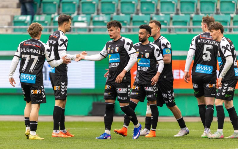 VIENNA,AUSTRIA,10.APR.26 - SOCCER - ADMIRAL 2. Liga, SK Rapid Wien II vs Hertha Wels. Image shows the rejoicing of Wels with Sebastian Malinowski (Wels). Photo: GEPA pictures/ Philipp Brem