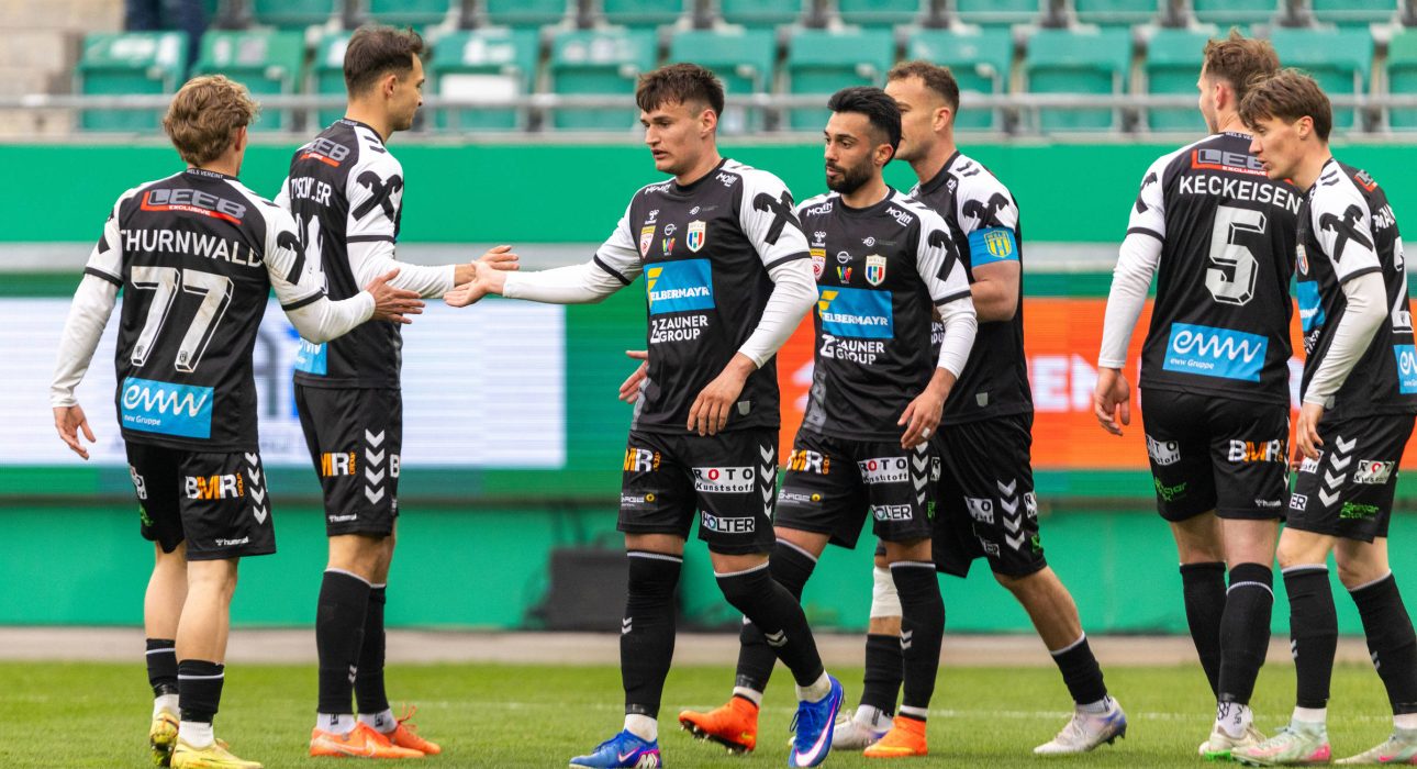 VIENNA,AUSTRIA,10.APR.26 - SOCCER - ADMIRAL 2. Liga, SK Rapid Wien II vs Hertha Wels. Image shows the rejoicing of Wels with Sebastian Malinowski (Wels). Photo: GEPA pictures/ Philipp Brem