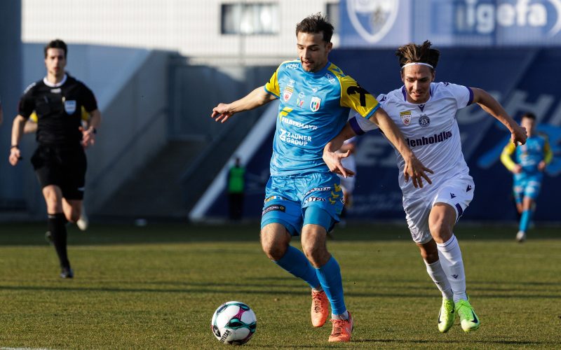 WIENER NEUSTADT,AUSTRIA,07.MAR.26 - SOCCER - ADMIRAL 2. Liga, Young Violets Austria Wien vs FC Hertha Wels. Image shows Luca Tischler (Wels) and Marco Brandt (Young Violets). Photo: GEPA pictures/ Armin Rauthner