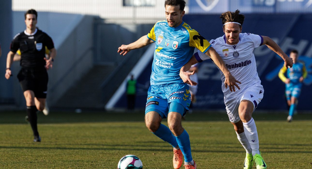 WIENER NEUSTADT,AUSTRIA,07.MAR.26 - SOCCER - ADMIRAL 2. Liga, Young Violets Austria Wien vs FC Hertha Wels. Image shows Luca Tischler (Wels) and Marco Brandt (Young Violets). Photo: GEPA pictures/ Armin Rauthner