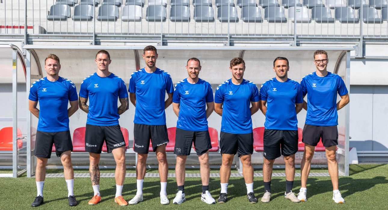 trainerteam_ersatzbank_stehend